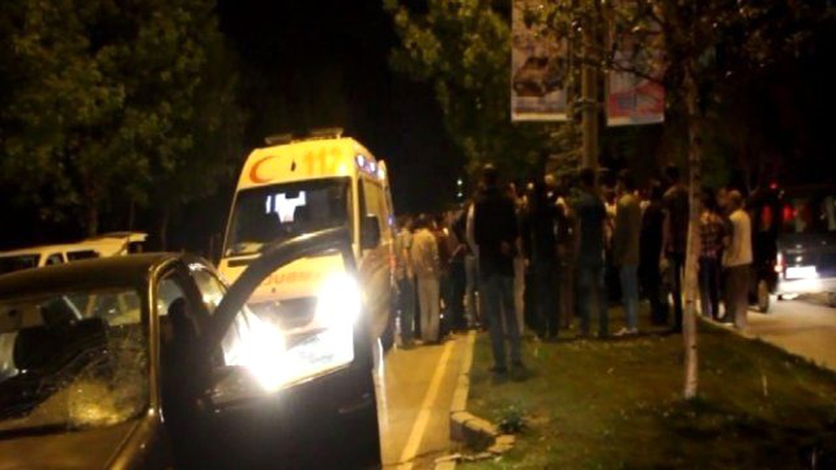 Otomobilin Çaptığı Yaşlı Kadını Yaşatabilmek İçin Vatandaşlar Kalp Masajı Yaptı