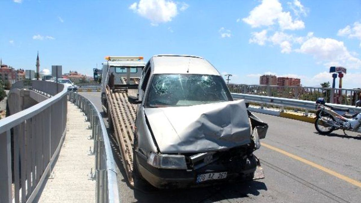 Otomobiller Üst Geçitte Çarpıştı: 2 Yaralı