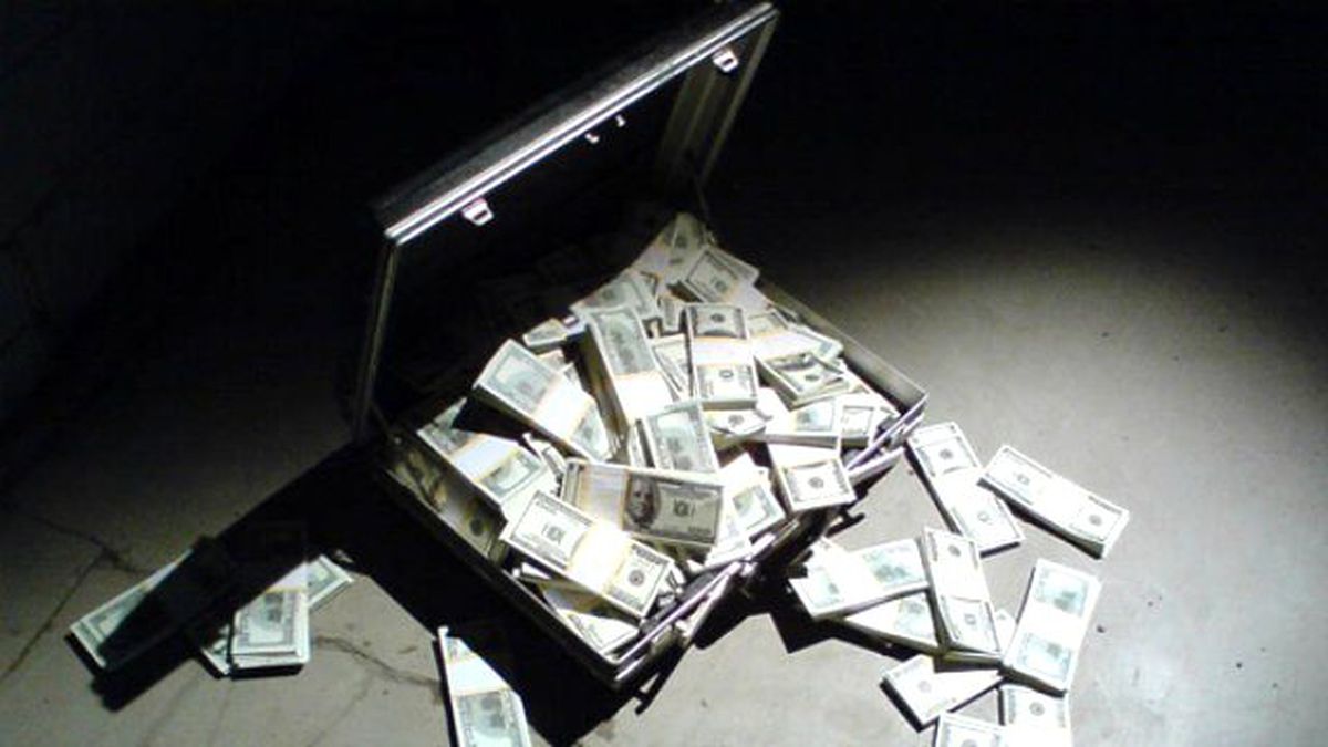 İş Adamını 'Paranı Solüsyonla Çoğaltacağım' Diyerek 50 Bin Dolar Dolandırdılar