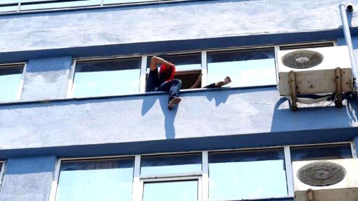 Patronuna Kızdı, 8\'inci Kat Penceresine Çıktı