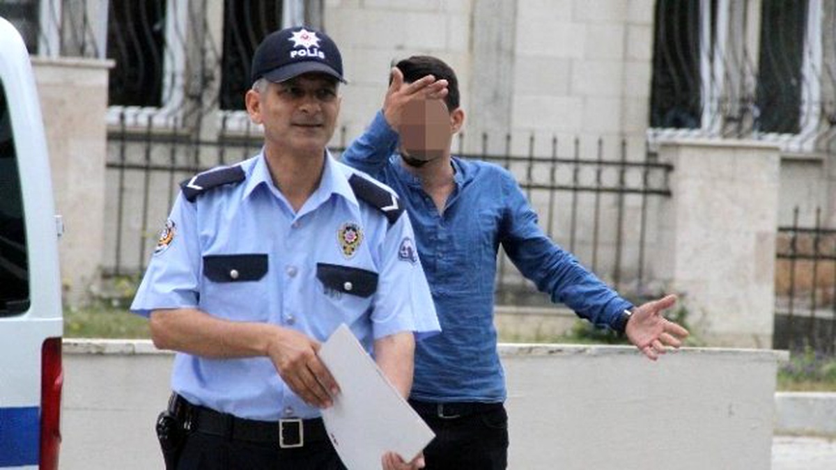 Polisi Görünce Silahını Otomobilin Camından Attı