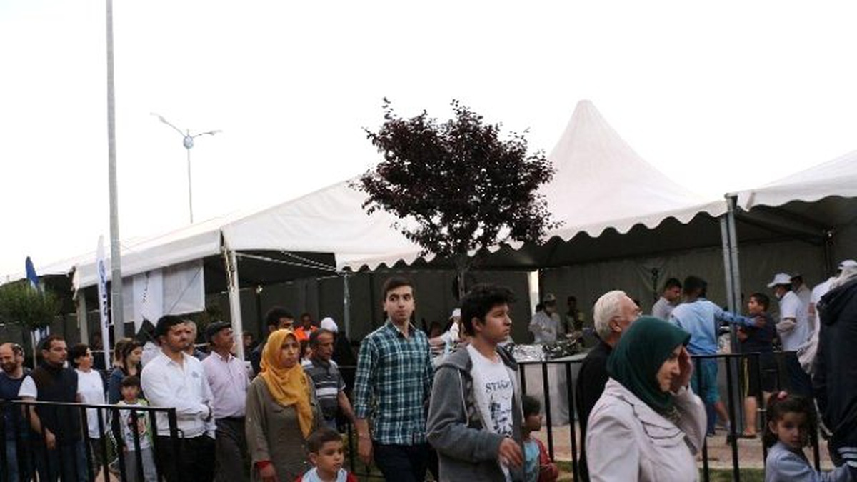 Roman Vatandaş İftarı Göbek Atarak Bekledi