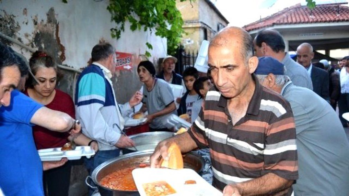 Saatli Cami İftarları İlgi Görüyor