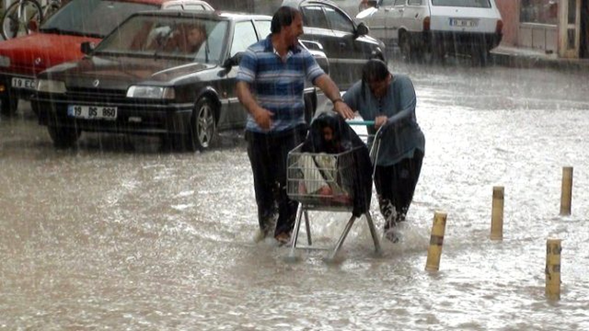Sağanak Yağış Çorum\'da Hayatı Felç Etti