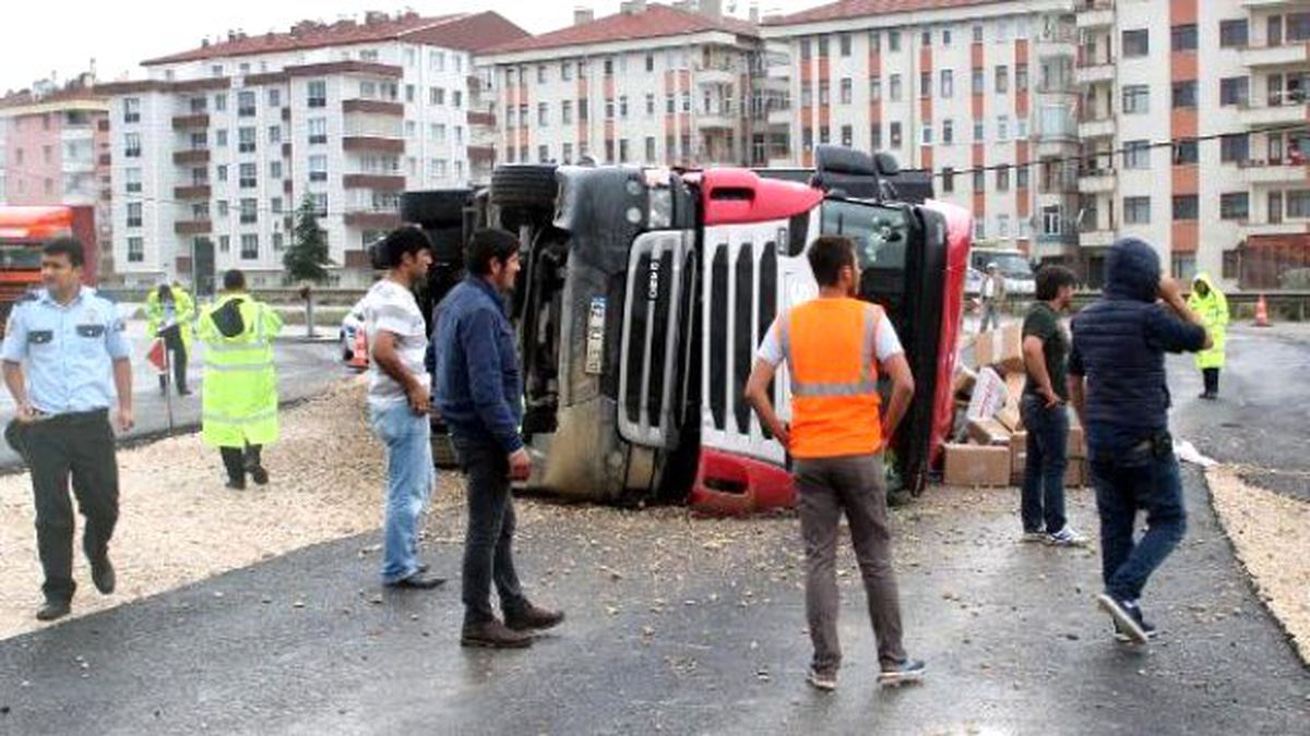 Tosya\'da Tır Devrildi: 1 Yaralı