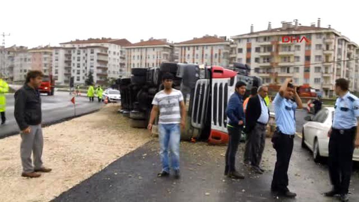 Tosya\'da Tır Devrildi: 1 Yaralı