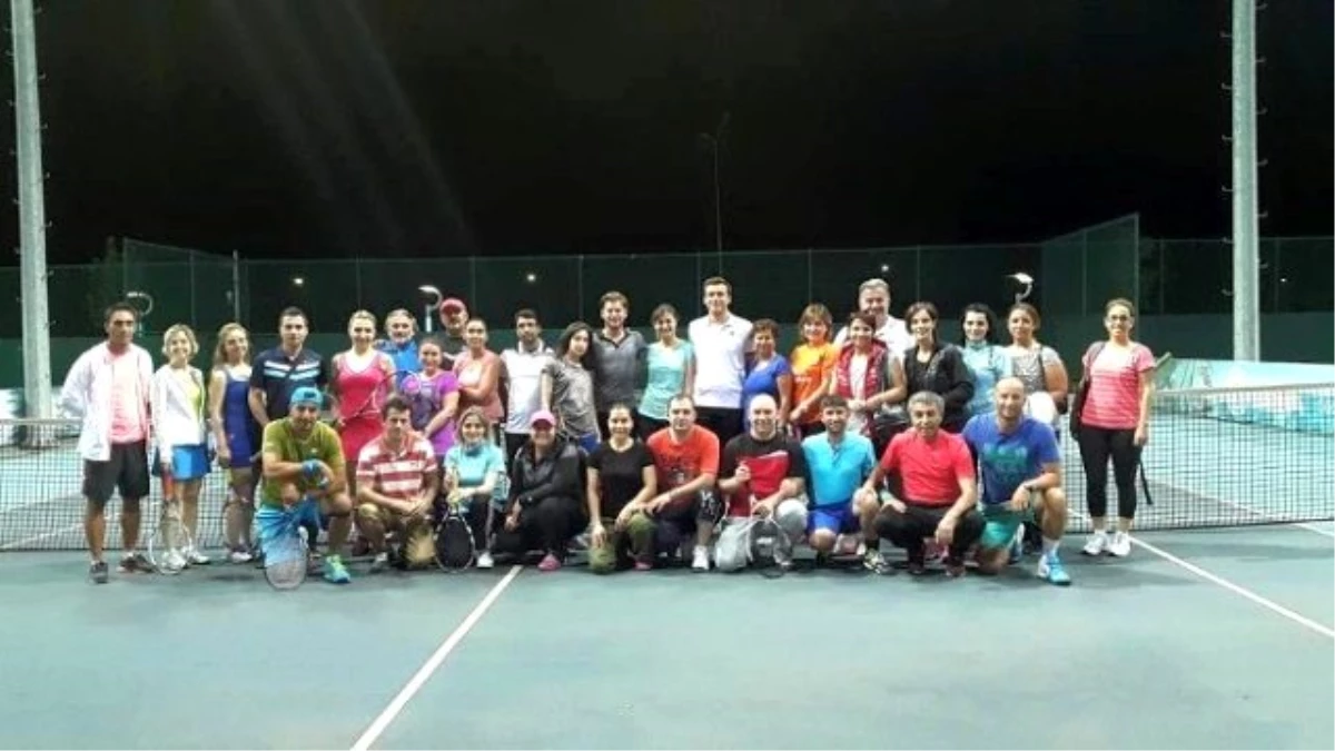 Trabzon\'da İftardan Sonra Çiftler Tenis Kortunda Ter Atıyor