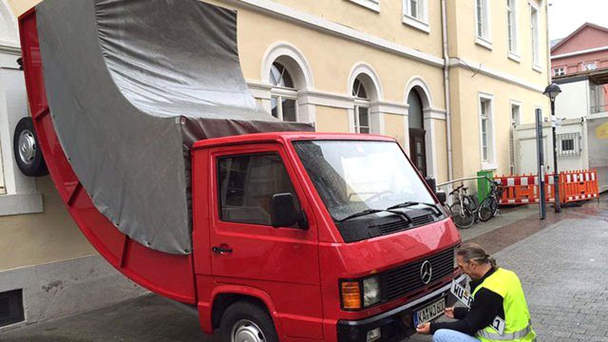Trafik Polisi Kamyonun Heykel Olduğunu Anlamadı, Ceza Kesti