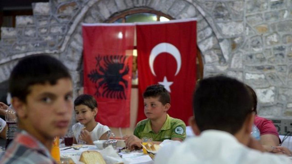 Türkiye Diyanet Vakfı Arnavutluk\'ta İyilik Sofrası Kurdu