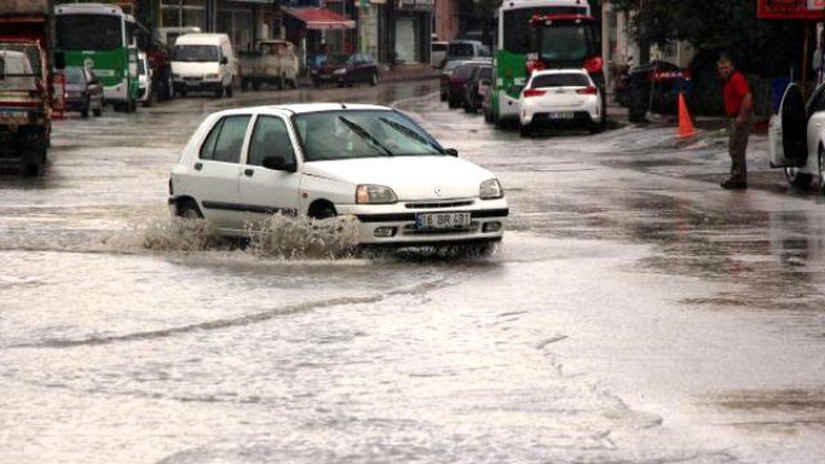 Yarım Saatlik Sağanak Yağmur Bolu\'yu Felç Etti