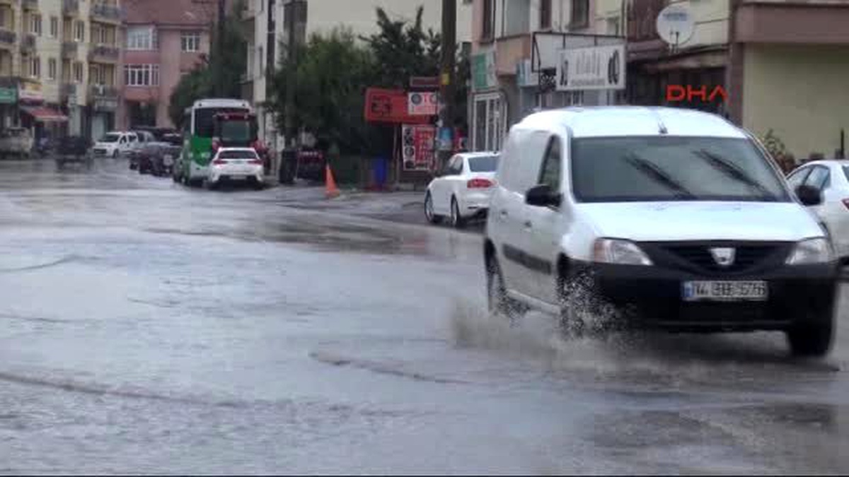 Yarım Saatlik Sağanak Yağmur Bolu\'yu Felç Etti