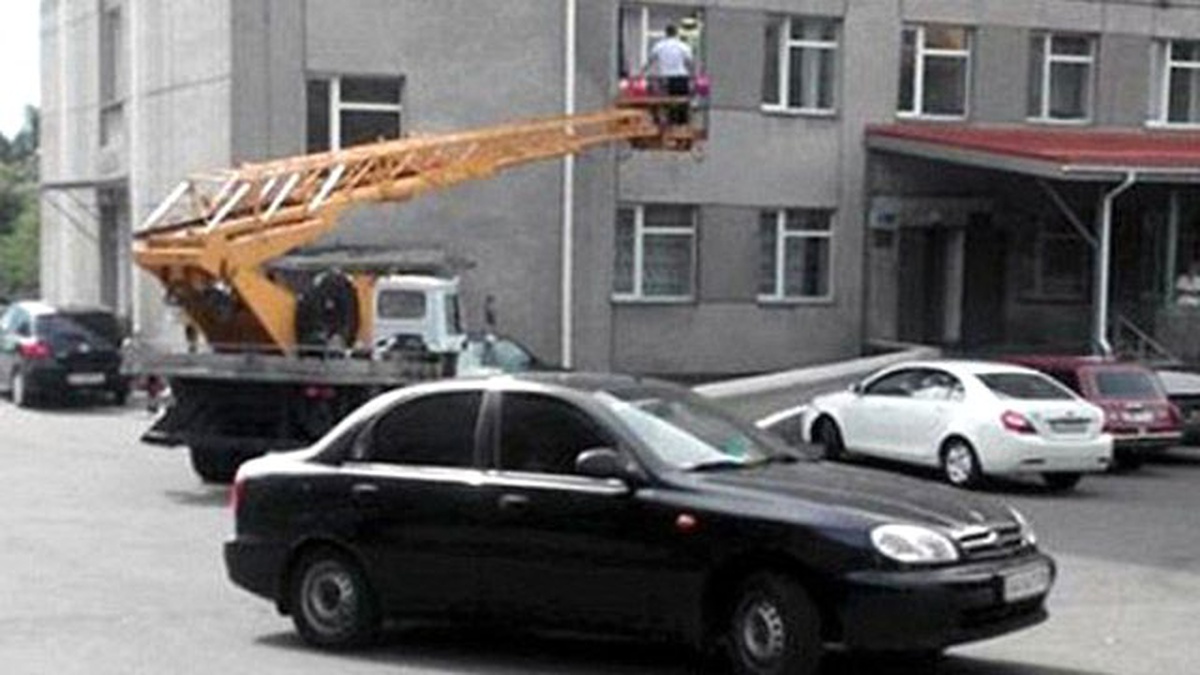 Yeni Doğan Çocuğunu Görmek İçin Vinçle Hastanenin Camından Girdi