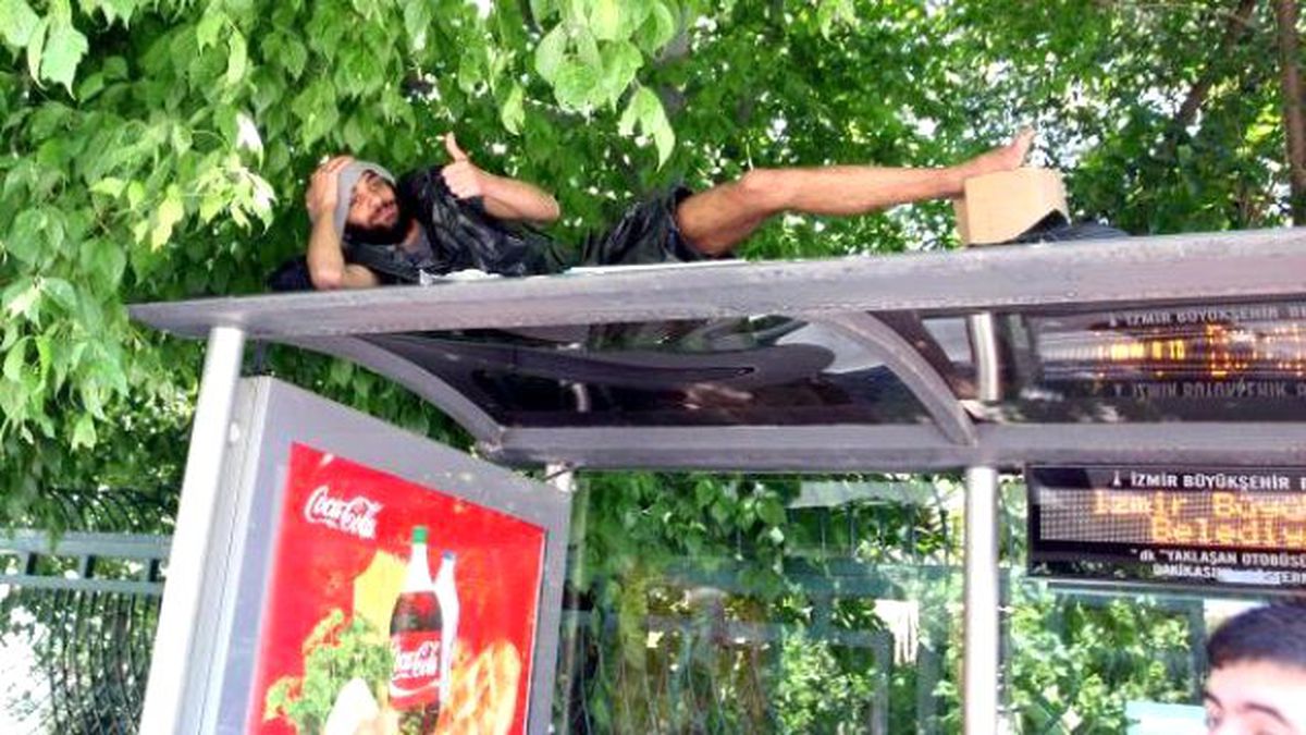 7 Yıldır Otobüs Durağının Üzerinde Yaşıyor