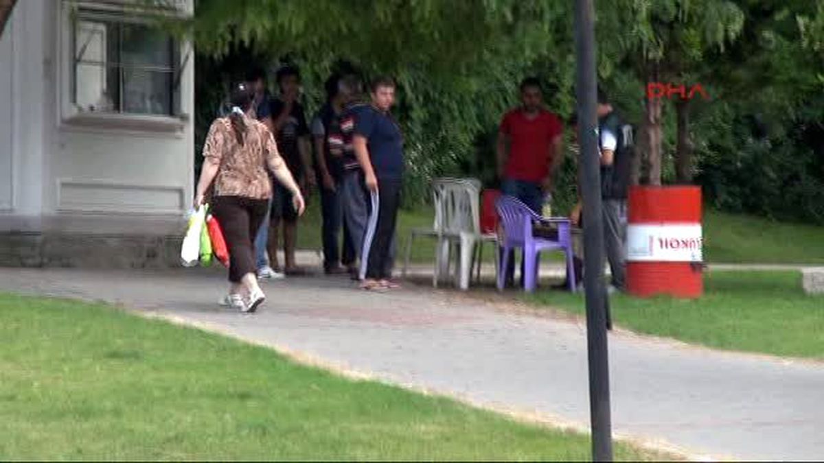 Adana Parklarda Eğitimli Köpek Maya ile Uyuşturucu Aradılar