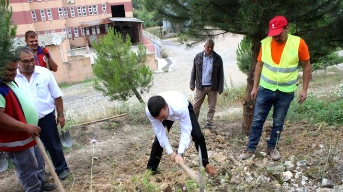 Balya\'da Başkan Kılıç Kazmayı Eline Aldı