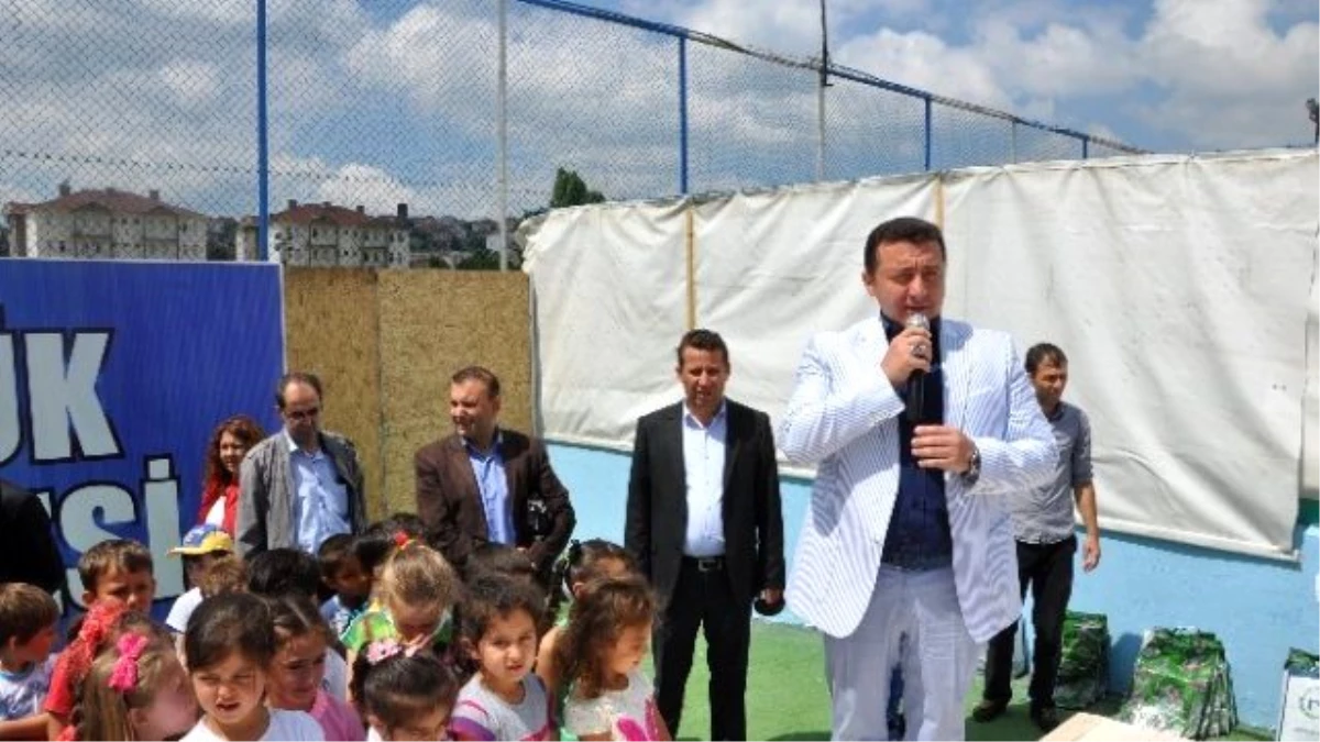 Bozüyük Belediyesi Yaz Spor Okulu Öğrencilerine Malzeme Dağıttı
