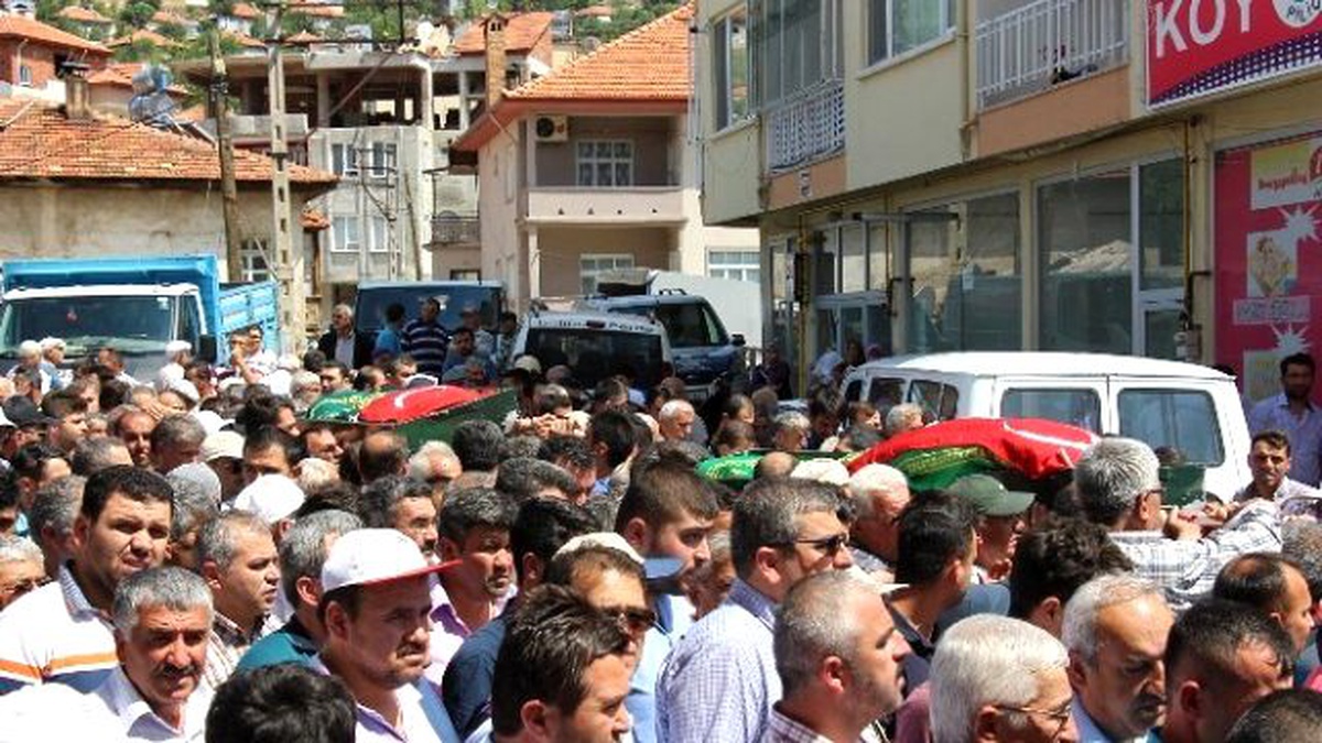 Bucak\'ta Pompalı Tüfekle Öldürülen Kardeşler Toprağa Verildi