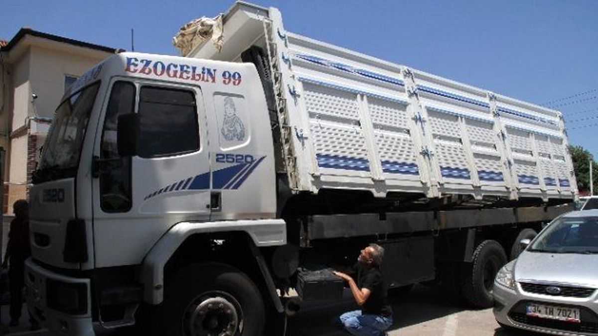 Bursa\'da Özel Hidrolik Düzenekli Kamyondan 30 Bin Paket Kaçak Sigara Çıktı