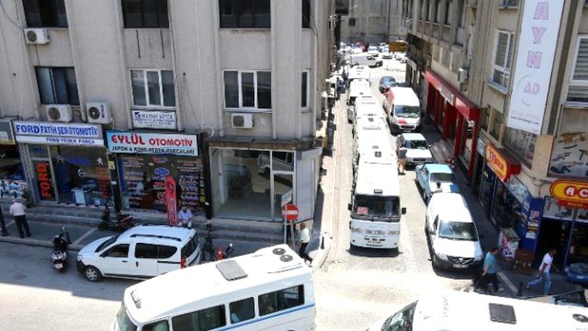 Dolmuş Keşmekeşliği Esnafa Kepenk Kapattırdı