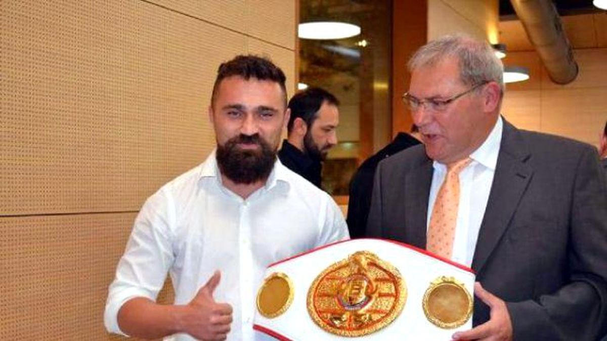 Dünya Boks Şampiyonu Türk\'ü, Alman Belediyesi Onurlandırdı