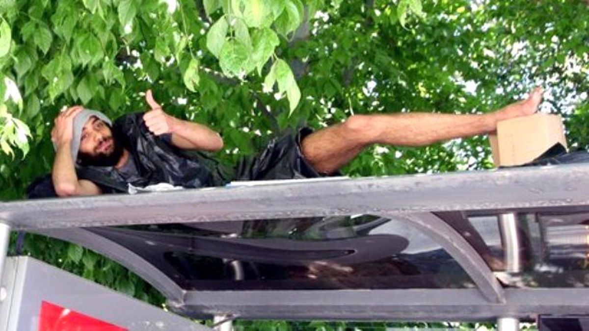 'Durak Tarzanı' 7 Yıldır Otobüs Durağının Üzerinde Yaşıyor