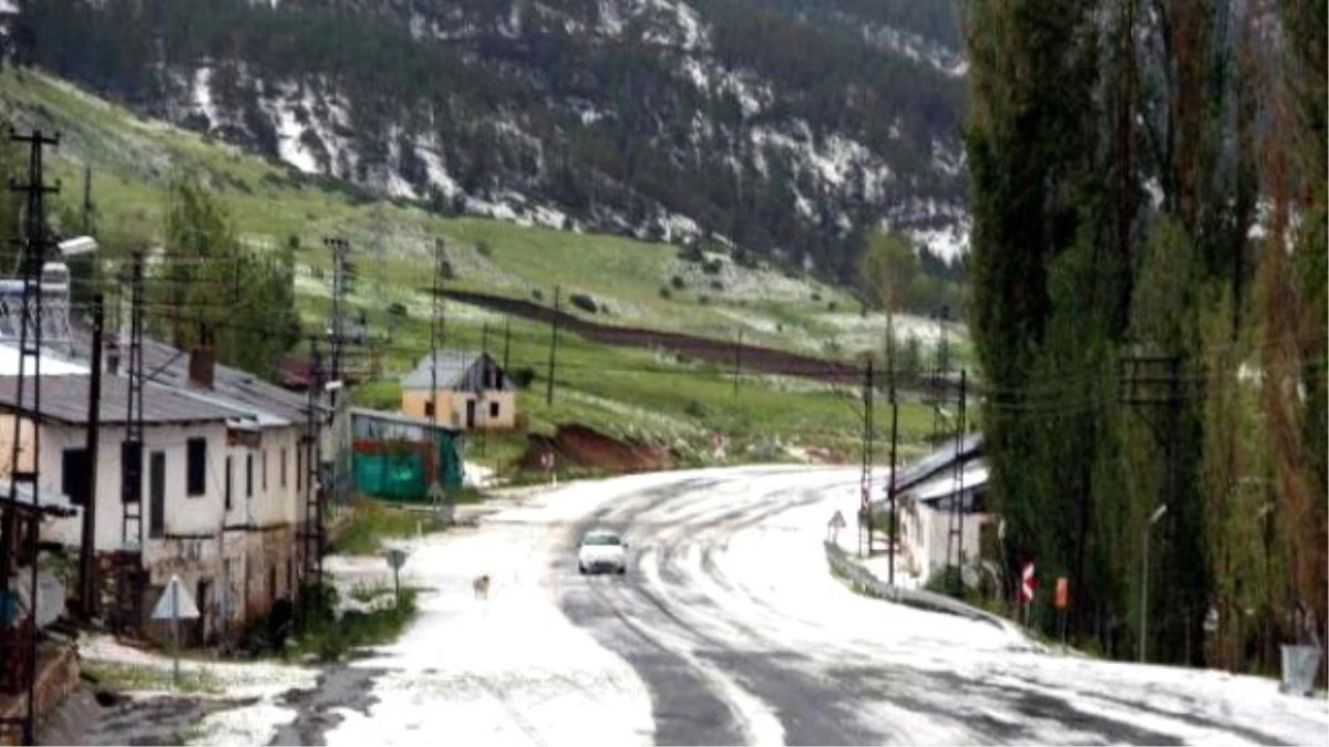 Erzurum\'da, Ceviz Büyüklüğünde Dolu Yağdı