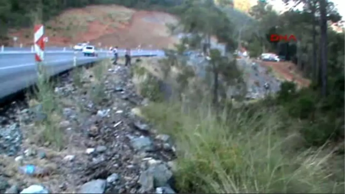 Otomobil Uçuruma Yuvarlandı, Hamile Sürücü Yaralandı