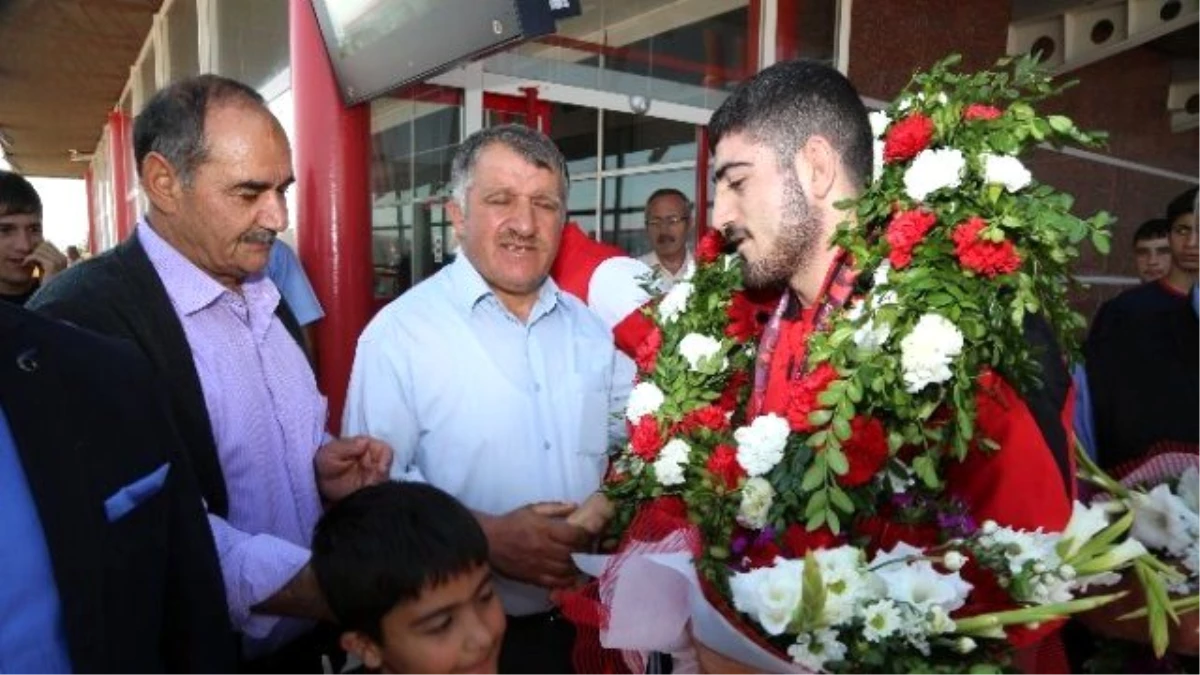 Gençler Avrupa Güreş Şampiyonası\'nda Gümüş Madalya Kazanan Ertürk\'e, Erzurum\'da Coşkulu Karşılama