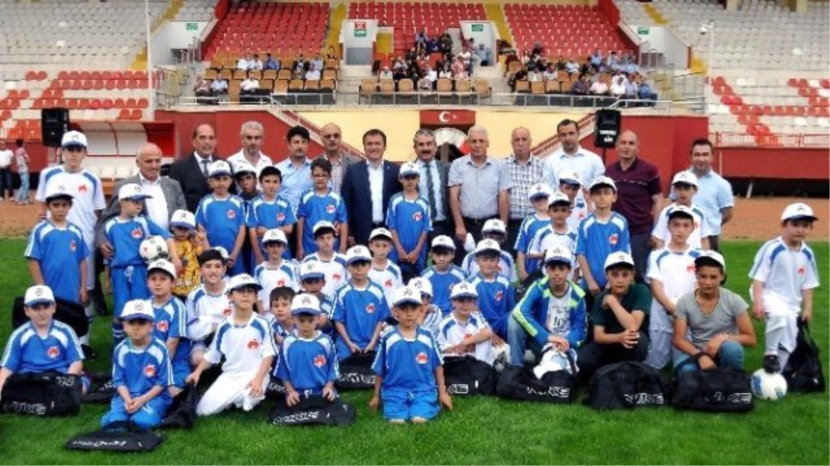 Gümüşhane Belediyesi \'Yaz Futbol Okulu\' Açıldı