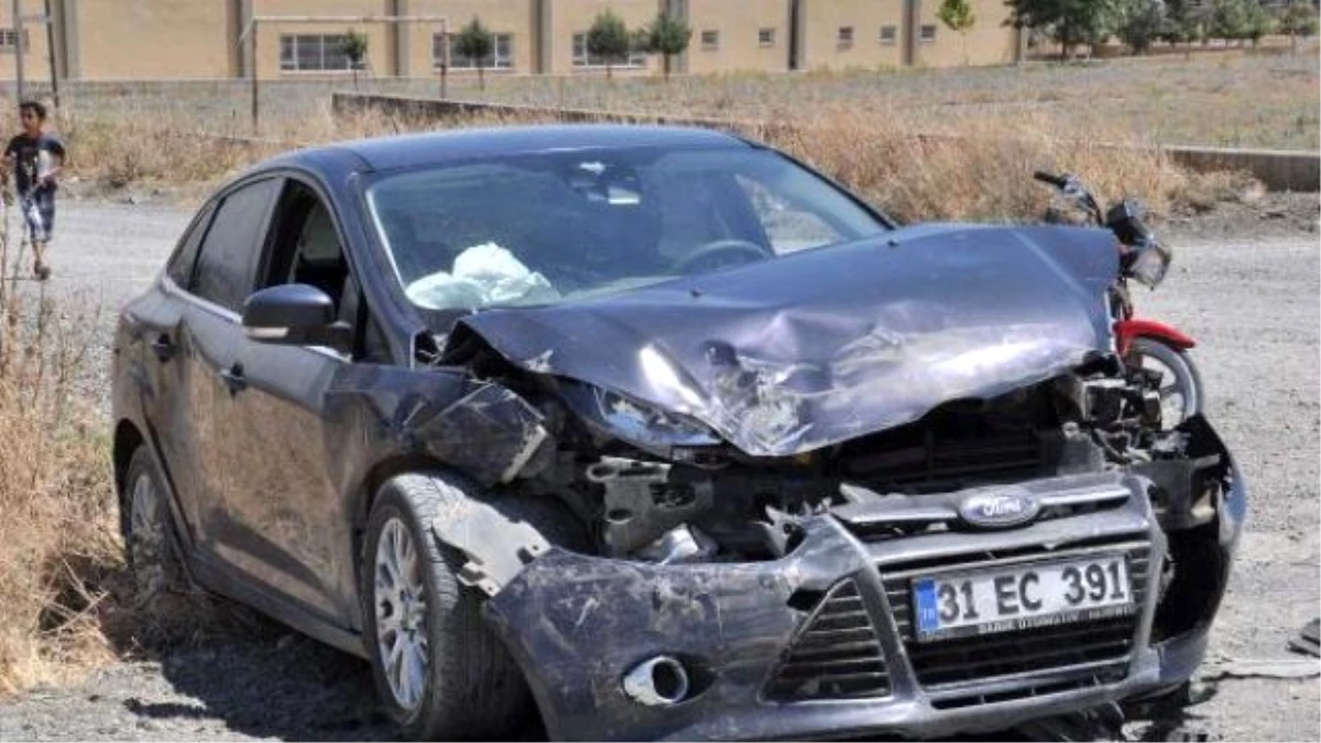 İslahiye\'de Minibüs ile Çarpışan Otomobilin Sürücüsü Yaralandı