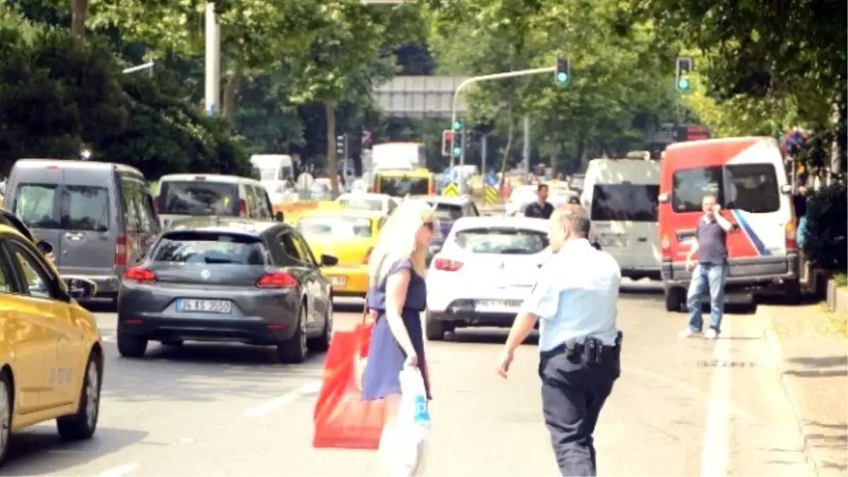 Şüpheli Valize Bakmak İsteyen Sarışın Kadın, Polisi Canından Bezdirdi