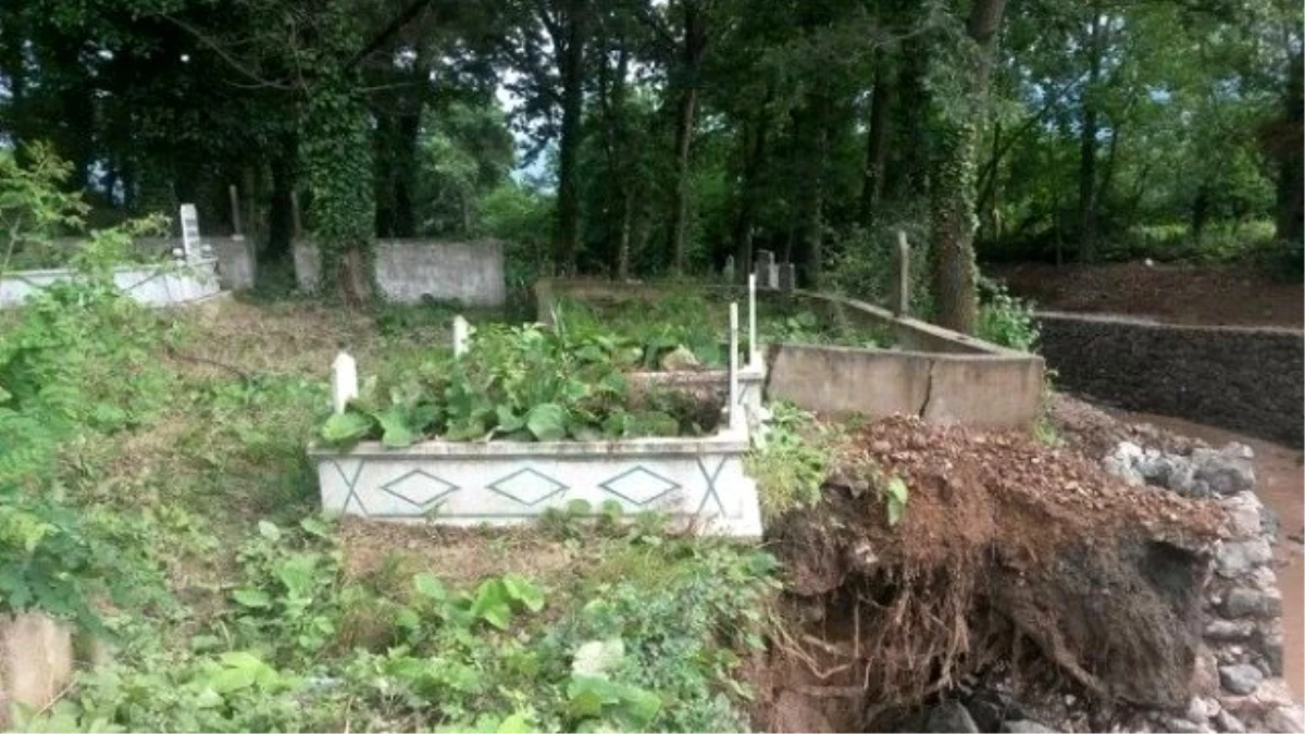 Kocaeli\'de Eşme Mezarlığı, Sel Nedeniyle Tahrip Oldu