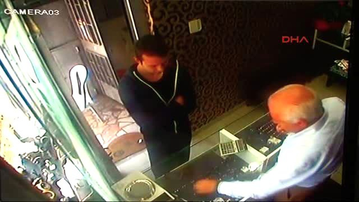 Kuyumcudan Bilezikleri Alarak Kaçtı