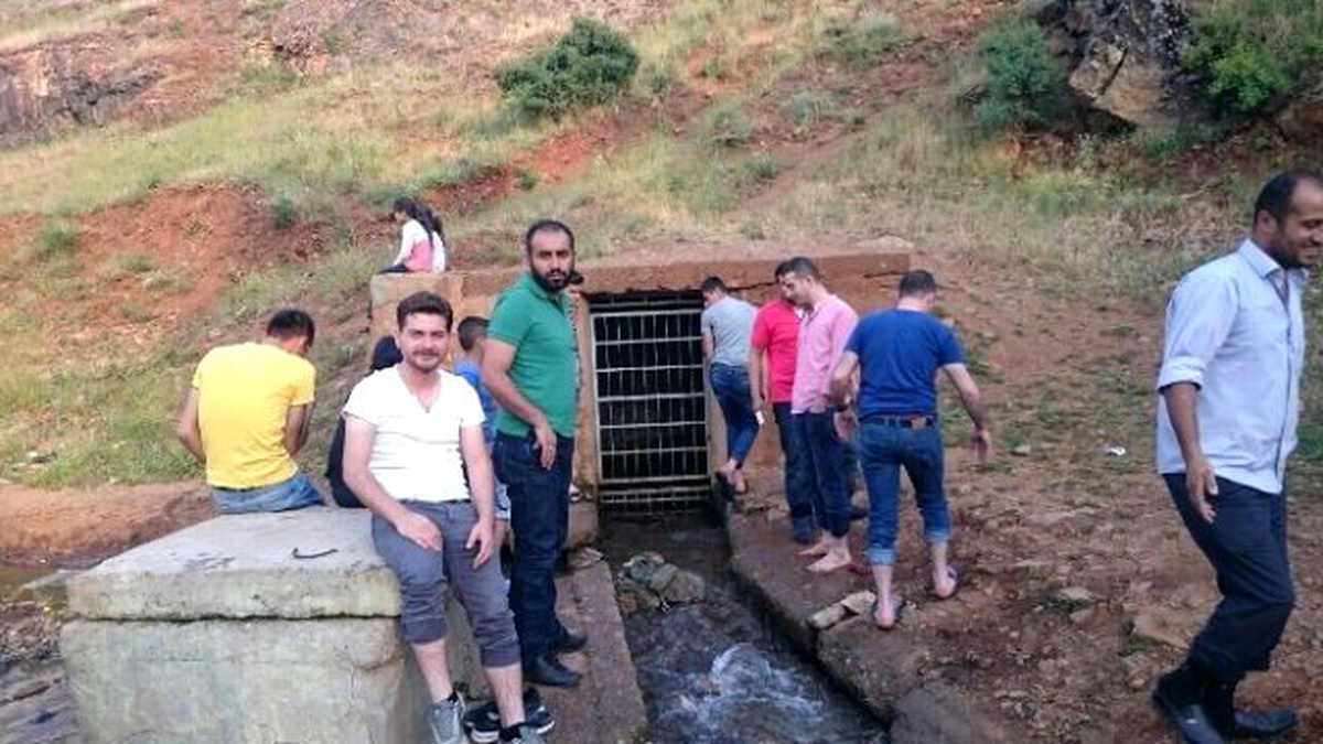 Muş\'ta Gençler İftarı Çeşme Başlarında Bekliyor