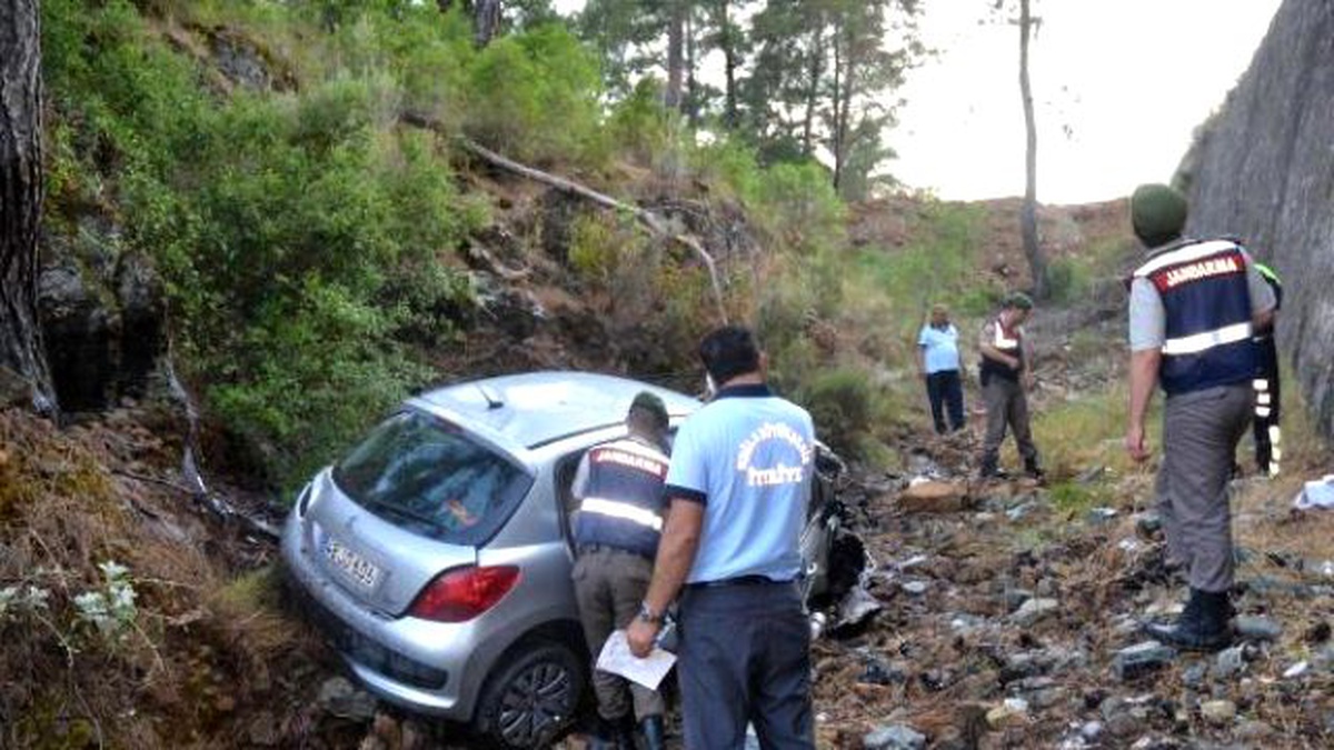 Otomobil Uçuruma Yuvarlandı, Hamile Sürücü Yaralandı