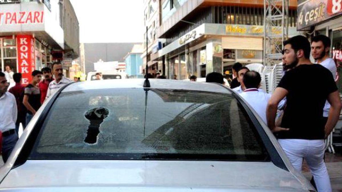 Park Halindeki Aracın Üstüne, İnşaattan Demir Parçası Düştü