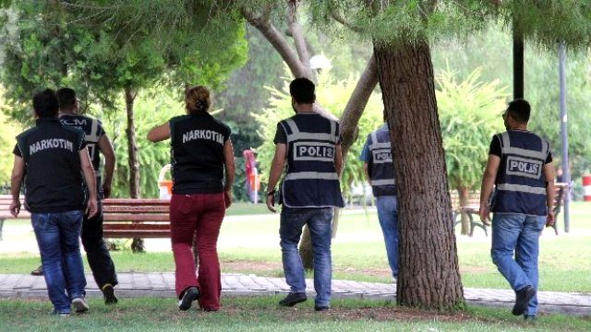 Parkta Narkotik Köpekli Uyuşturucu Uygulaması