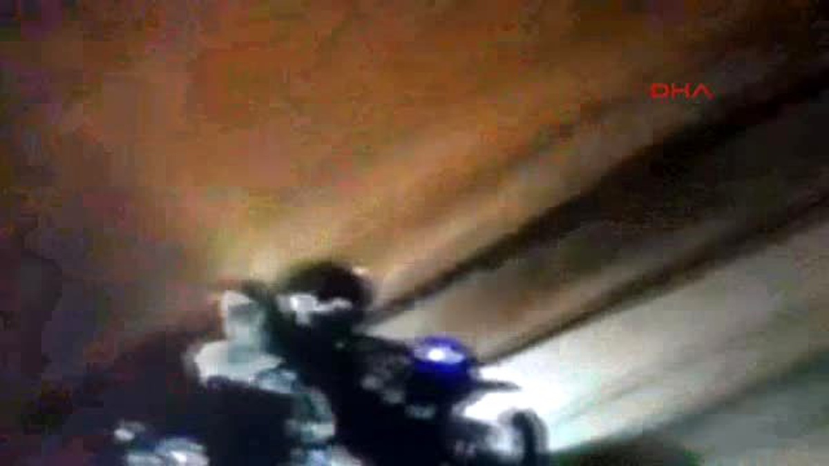 Polis Kovaladığı Hırsızları Canlı Yayında Böyle İnfaz Etti