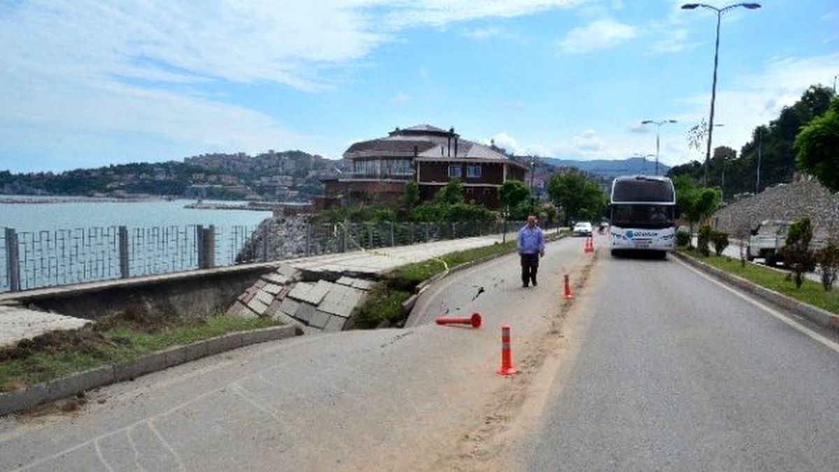 Sahil Yolu Kaldırımla Beraber Çöktü