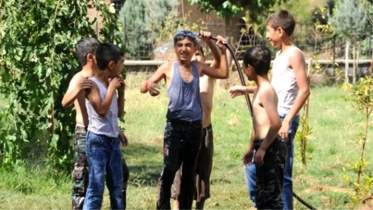 Sıcaktan Bunalan Çocuklar Parklarda Su Hortumu ile Serinliyor