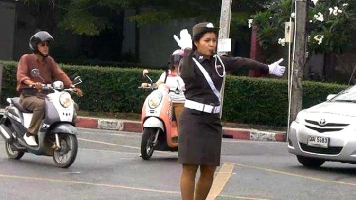 Tayland\'da Tatlı Polisler İş Başında