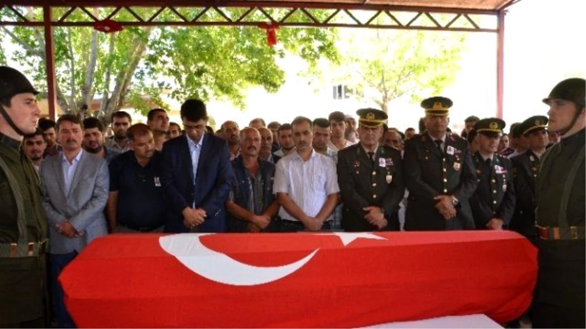 Türkoğlu\'da Kazada Ölenler Toprağa Verildi
