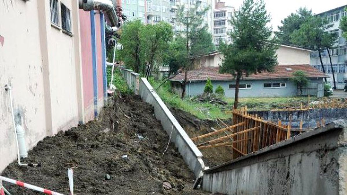Yağmur İstinat Duvarını Yıktı