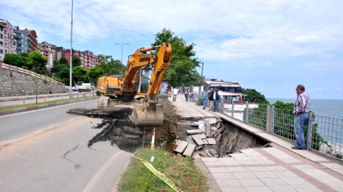 Zongludak\'ta Deniz Kıyısındaki Kaldırım ve Yol Çöktü