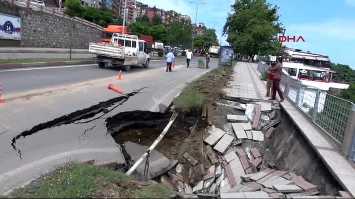 Zongludak\'ta Deniz Kıyısındaki Kaldırım ve Yol Çöktü