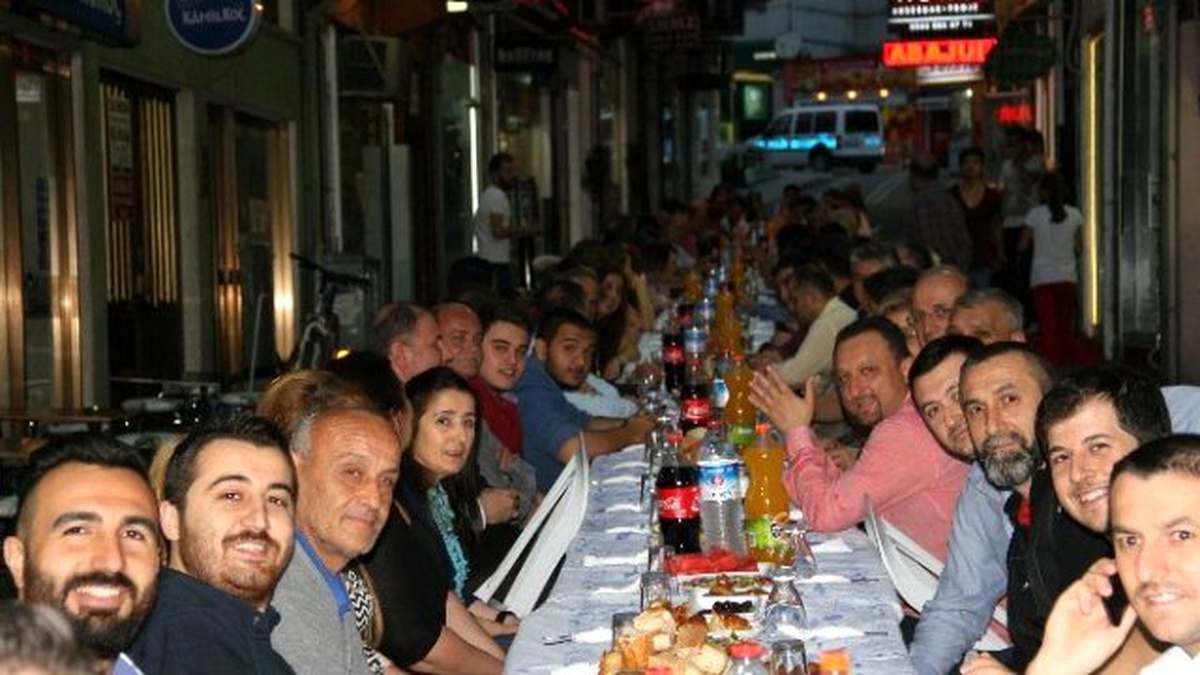 1993\'ten Bu Yana İftarda Buluşuyorlar