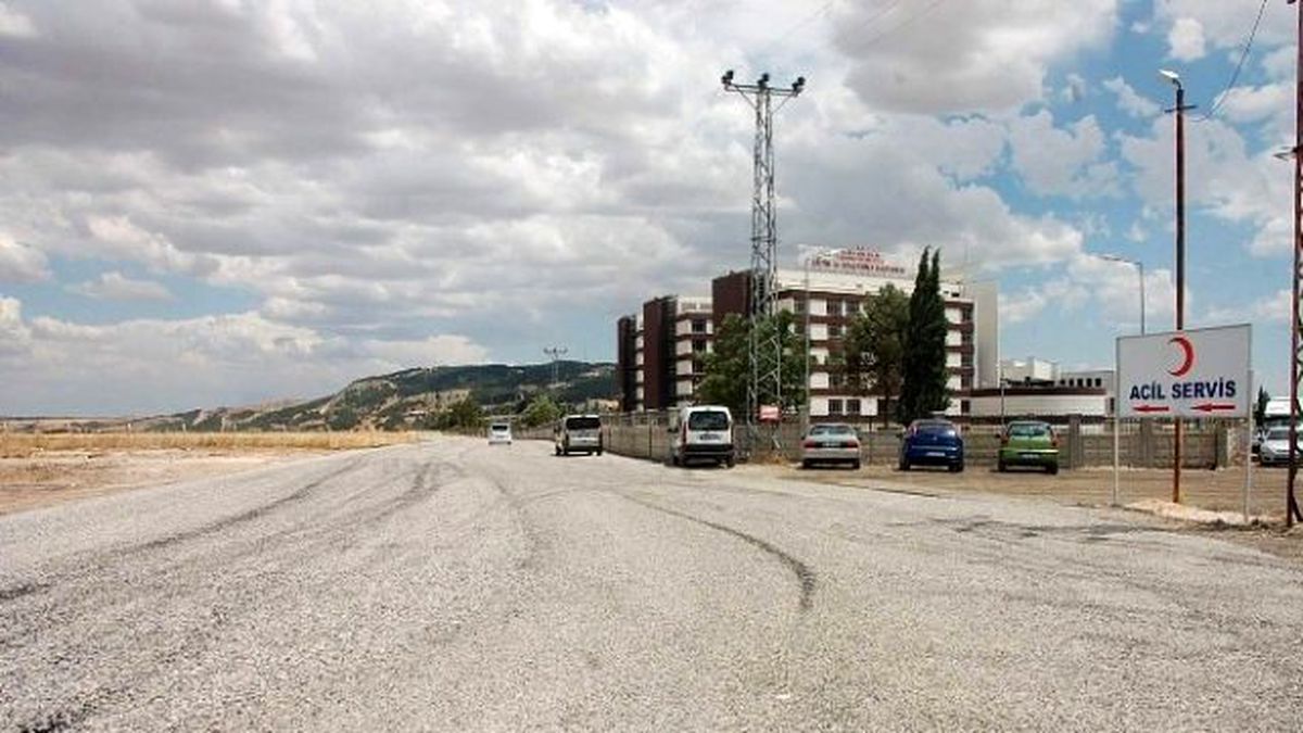 Acil Servis Yolu Genişletilip Asfaltlandı
