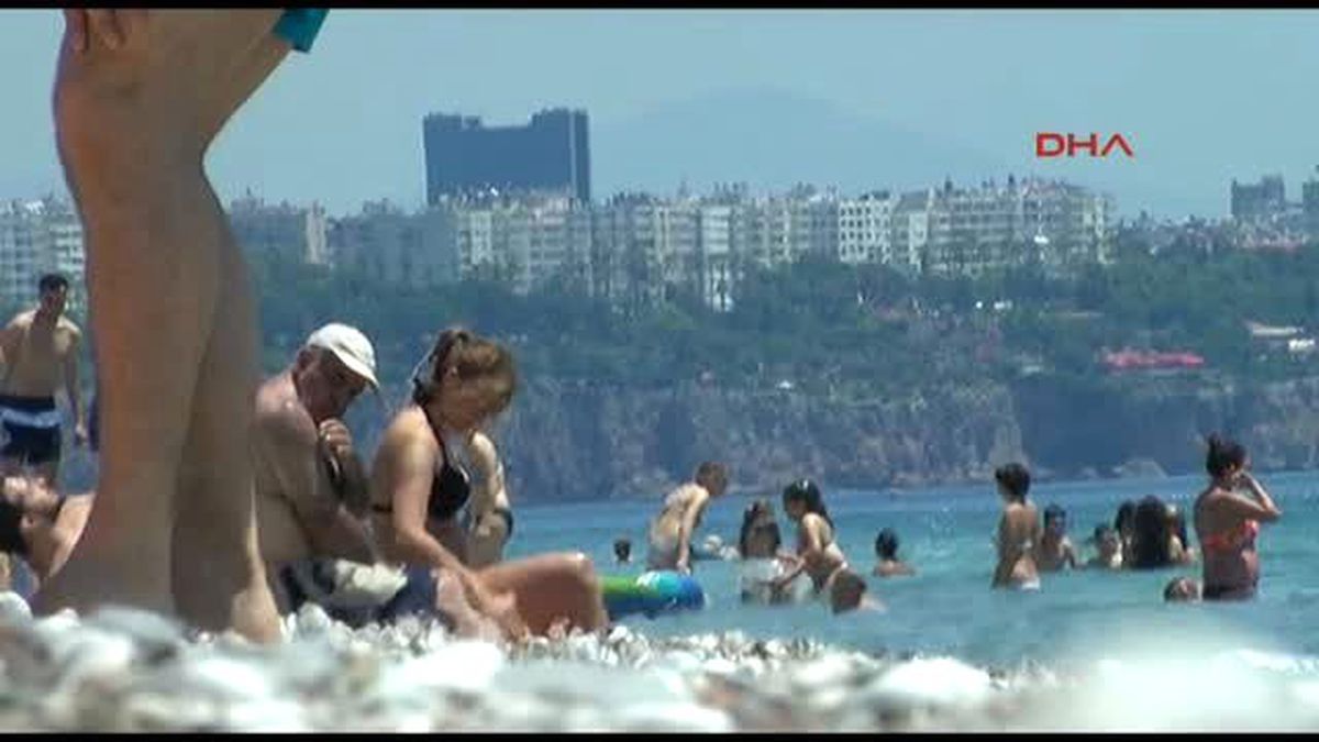 Antalya - Sıcaktan Bunalan Havuza Koştu