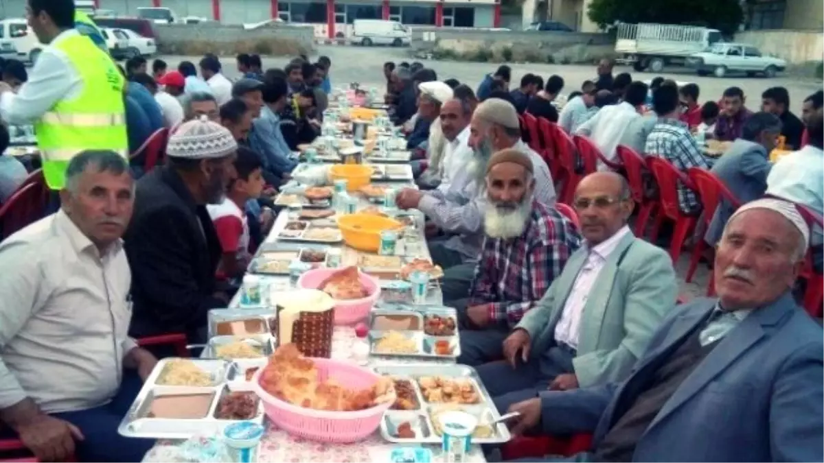 Asyader Vatandaşlara İftar Çadırında Yemek Verdi