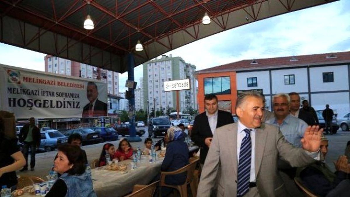 Başkan Dr. Memduh Büyükkılıç İftar Sofrasında
